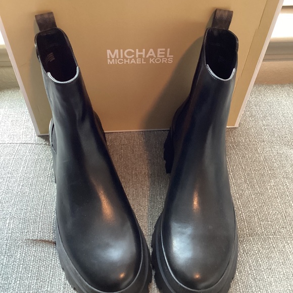 MICHAEL MICHAEL KORS Women's Rowan Pull-On Ankle Chelsea Booties, size 9, $260 - Picture 5 of 13